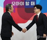 미즈시마 일본대사와 악수하는 한동훈 대표