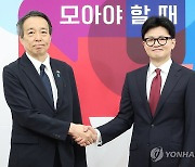 미즈시마 일본대사와 악수하는 한동훈 대표