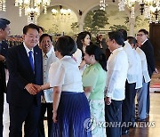 필리핀측 수행원들과 인사하는 윤석열 대통령