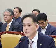 답변하는 김태규 방통위원장 직무대행