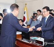 선서문 제출하는 이상민 행안부 장관