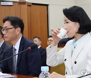 국정감사 참석한 이진숙 방통위원장