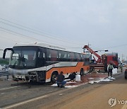 태안서 고속버스·승용차 충돌