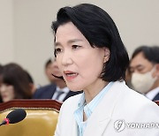 답변하는 이진숙 방통위원장