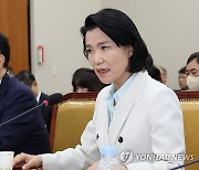 답변하는 이진숙 방통위원장