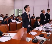 증인 선서하는 이명구 관세청 차장과 정정훈 세제실장