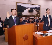 증인 선서하는 이명구 관세청 차장과 정정훈 세제실장