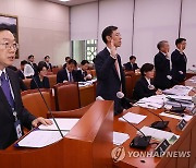 증인 선서하는 이명구 관세청 차장과 정정훈 세제실장