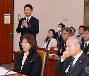 의원 질의에 답변하는 양민석 와이지엔터테인먼트 대표이사