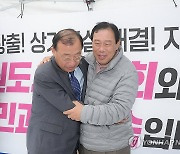 최민호 시장 격려하는 이정현