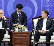 김영호 장관, 미국 민주주의 진흥재단 전 회장 접견