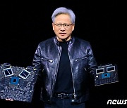 8년 전 'AI 구상' 발표한 그 자리…젠슨 황, CES 2025 다시 선다