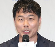 인사말 하는 김승호 감독