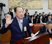 [국감]선서하는 김경회 전 국교위 전문위원