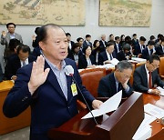 [국감]선서하는 김경회 전 국교위 전문위원