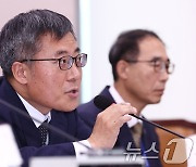 [국감]답변 태도 지적 받는 김석우 법무차관