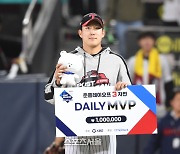 [포토] 손주영, 준PO 3차전 데일리 MVP