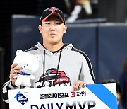 [포토] 손주영, 준플레이오프 3차전 데일리 MVP