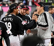 5.1이닝 64개 무실점 손주영 대신 9회 유영찬 왜? 에르난데스 내일은? 염갈량의 대답은[수원 코멘트]