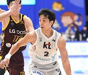 [KBL 컵대회] ‘허훈 폭발’ KT, LG 꺾고 가장 먼저 4강 … 그러나 과제도 많았다