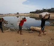 “배로 1시간인데 10시간 걸려”..강물 말라 뱃길 끊긴 아마존 준설