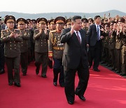 김정은, 남북 핵 비대칭 부각하며 “한국이 안전하려면 우리 건드리지 않아야”