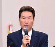 [MD포토] 국정감사 질의에 답하는 도학영 KT&G 부사장