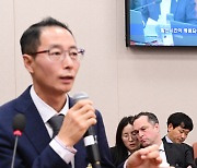 [MD포토] 쿠팡이츠 답변 든는 우아한형제들 피터얀 반데피트 대표