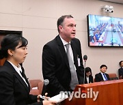 [MD포토] 국회 출석한 우아한형제들 피터얀 반데피트 대표이사