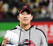 3차전 데일리 MVP 손주영 “KT전 부진? 정규시즌 전반기였을 뿐.. 많이 쉬니 직구 힘 달랐다”