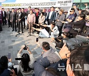 단식중인 최민호 세종시장 만난 한동훈 대표