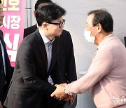 단식중인 최민호 세종시장과 악수하는 한동훈 대표