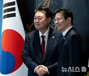 악수하는 한-싱가포르 정상