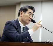 국감장서 비하 발언 내뱉은 김용현 "군복 입었다고 할 말 못하면 ○○"