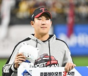 3차전 승리 MVP 손주영 [사진]