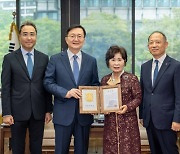 한국콜마, 서울대에 2억 기부···"인문학 발전 기여"