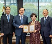 [게시판] 한국콜마, 서울대 인문대학 발전기금 2억원 기부