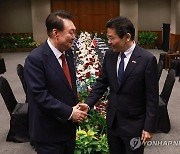 윤석열 대통령, 한·싱가포르 정상회담 악수