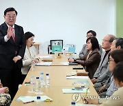 학부모들과 간담회 하는 조전혁 후보