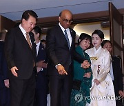 윤석열 대통령 부부, 타르만 싱가포르 대통령 주최 국빈 만찬 참석