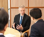 김동연표 기회소득 띄운 美 석학 "기본소득 대비 전용 가능성 적어"