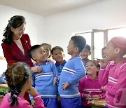 북한, 김정은의 '어버이 사랑' 부각…수해지역민들에게 옷 제공