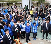 부산 온천천서 시민들과 인사 나누는 이재명