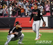 무사 만루와 1사 2, 3루는 하늘과 땅 차이...'번트 수비' 문보경, 왜 3루에 승부했을까 [준PO4 승부처]