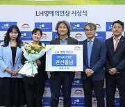 "카약에 태우고 헤엄쳐 구조"…침수 마을 주민 구한 교수