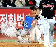 [포토]강백호, 끝내기안타 친 심우준에 화끈한 축하