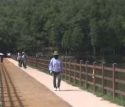 '쌀쌀한 아침' 일교차 10도 안팎..곳곳 빗방울