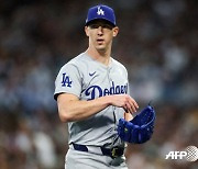 초반부터 난타전...5이닝 간신히 채운 양 팀 선발 [NLDS3]