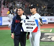 박영현, ‘준PO 4차전 MVP 영광’ [포토엔HD]