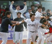 심우준 끝내기 안타로 '5차전 레스고'